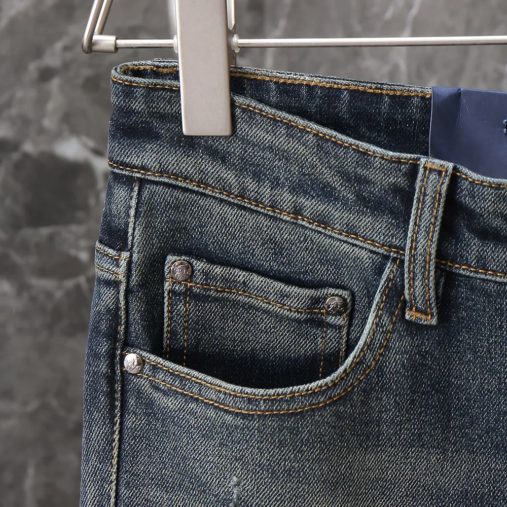 P230 POLO 2025 Autumn and Winter European Counter New Style, Super A Purchasing Level Overseas Trading Company Order Source, Top Original High-end Men's Customized Fashion Slim Small Straight Jeans 0999～6 Color: Heavy craftsmanship, fried sand and water, picture color Size: 29-40 Fabric: Denim washed jeans! Luxurious experience. Customer-supplied trade channel. The simple and charming classic trousers are made of customer-supplied denim. The texture is thick, comfortable and breathable. The high-quality tailoring is top-notch, and the overall design is very refined. The cuffing design on the inside and outside is perfect, and the use of poly-strand mechanical needle edge-sealing technology highlights the brand's luxurious inner charm. The brand logo is full and thick, and the chiseled buttons are thick and rigorous, bringing a new fashion taste to this mediocre trousers!  Excipients: Complete with three standards